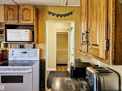106 57730 Range Road 30, Rural Barrhead County, AB - Indoor Photo Showing Kitchen