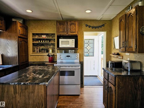106 57730 Range Road 30, Rural Barrhead County, AB - Indoor Photo Showing Kitchen