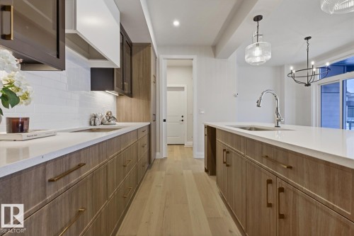 6704 Crawford Way, Edmonton, AB - Indoor Photo Showing Kitchen With Upgraded Kitchen