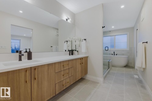 6704 Crawford Way, Edmonton, AB - Indoor Photo Showing Bathroom