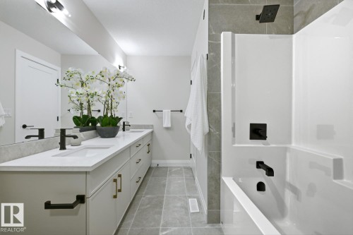 6704 Crawford Way, Edmonton, AB - Indoor Photo Showing Bathroom