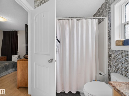 11933 77 Street, Edmonton, AB - Indoor Photo Showing Bathroom