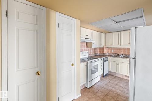 602 11503 100 Avenue, Edmonton, AB - Indoor Photo Showing Kitchen