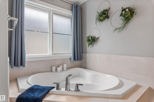 7034 172A Avenue, Edmonton, AB - Indoor Photo Showing Bathroom