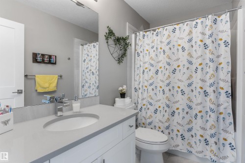 7034 172A Avenue, Edmonton, AB - Indoor Photo Showing Bathroom
