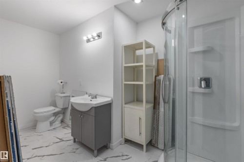 7034 172A Avenue, Edmonton, AB - Indoor Photo Showing Bathroom