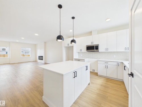 1096 Mcleod Avenue, Spruce Grove, AB - Indoor Photo Showing Kitchen With Upgraded Kitchen