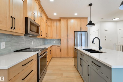 #23 1005 Calahoo Rd, Spruce Grove, AB - Indoor Photo Showing Kitchen With Double Sink With Upgraded Kitchen
