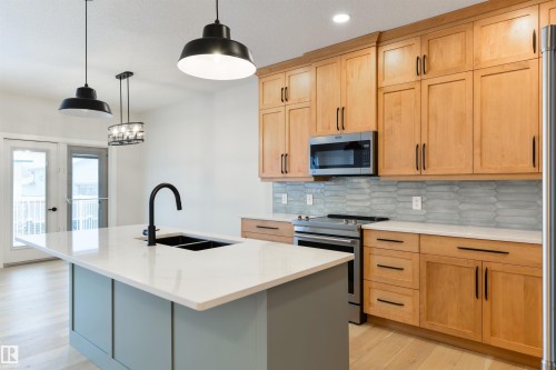 #23 1005 Calahoo Rd, Spruce Grove, AB - Indoor Photo Showing Kitchen With Double Sink With Upgraded Kitchen