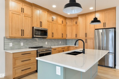 #23 1005 Calahoo Rd, Spruce Grove, AB - Indoor Photo Showing Kitchen With Double Sink With Upgraded Kitchen