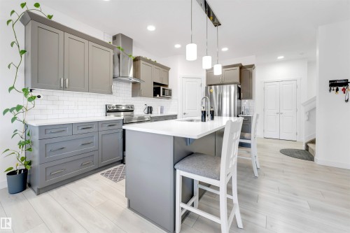407 Conroy Crescent, Edmonton, AB - Indoor Photo Showing Kitchen With Upgraded Kitchen