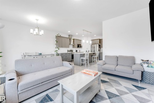 407 Conroy Crescent, Edmonton, AB - Indoor Photo Showing Living Room