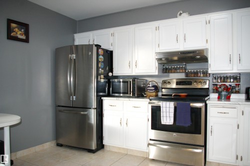 208 Lakeside Green, St. Albert, AB - Indoor Photo Showing Kitchen