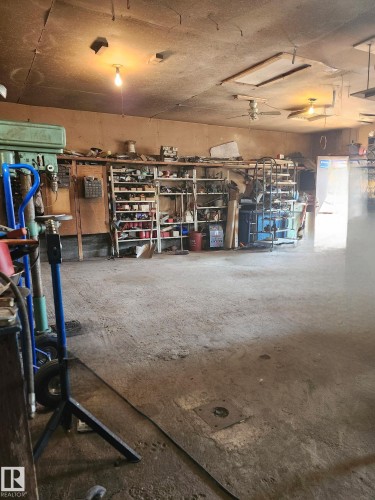 8 Fourth Street, Duffield, AB - Indoor Photo Showing Garage