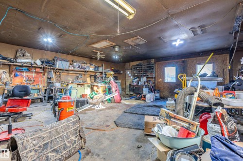 8 Fourth Street, Duffield, AB - Indoor Photo Showing Garage