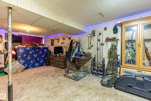 8 Fourth Street, Duffield, AB - Indoor Photo Showing Garage