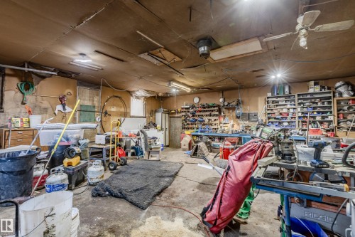 8 Fourth Street, Duffield, AB - Indoor Photo Showing Garage