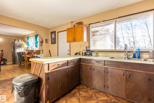 8 Fourth Street, Duffield, AB - Indoor Photo Showing Kitchen