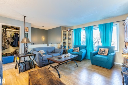 8 Fourth Street, Duffield, AB - Indoor Photo Showing Living Room