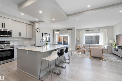 197 Larch Crescent, Leduc, AB - Indoor Photo Showing Kitchen With Upgraded Kitchen