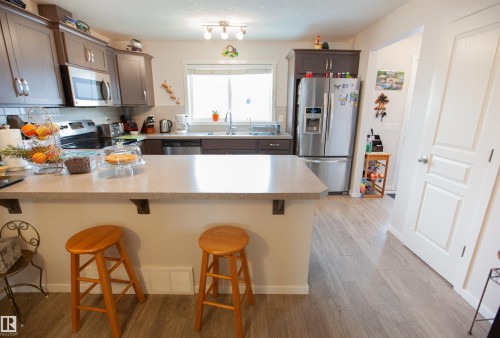 2902 Maple Way, Edmonton, AB - Indoor Photo Showing Kitchen