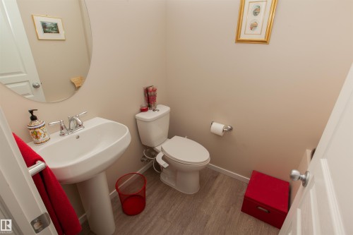 2902 Maple Way, Edmonton, AB - Indoor Photo Showing Bathroom