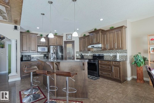 3244 18 Street, Edmonton, AB - Indoor Photo Showing Kitchen With Upgraded Kitchen