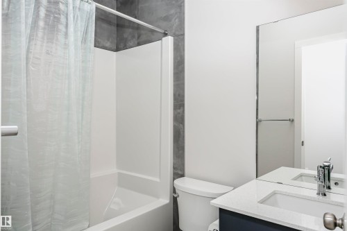 9421 Pear Crescent, Edmonton, AB - Indoor Photo Showing Bathroom