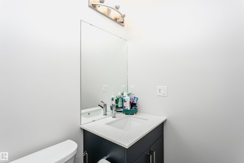 9421 Pear Crescent, Edmonton, AB - Indoor Photo Showing Bathroom