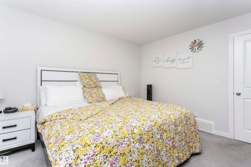 9421 Pear Crescent, Edmonton, AB - Indoor Photo Showing Bedroom