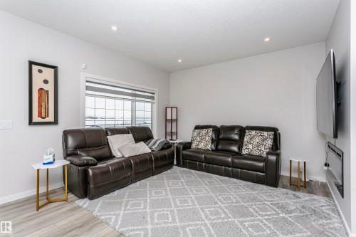9421 Pear Crescent, Edmonton, AB - Indoor Photo Showing Living Room