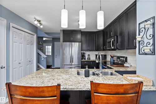 3772 Weidle Crescent, Edmonton, AB - Indoor Photo Showing Kitchen With Stainless Steel Kitchen With Double Sink With Upgraded Kitchen