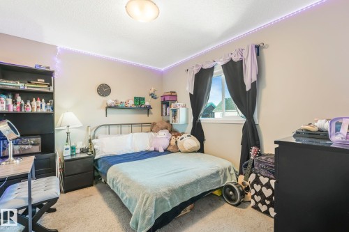 Bedroom featuring carpet flooring and a textured ceiling - 97 James Cres, St. Albert, AB - Indoor Photo Showing Bedroom