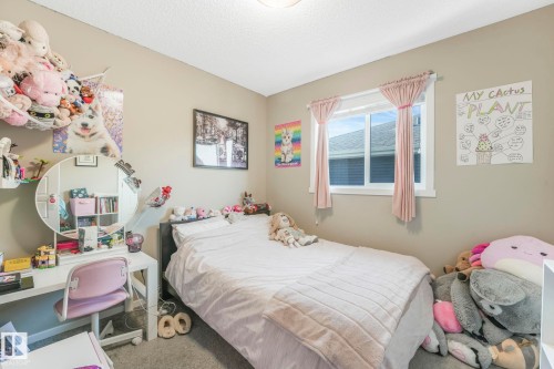 Bedroom featuring carpet floors and a textured ceiling - 97 James Cres, St. Albert, AB - Indoor Photo Showing Bedroom