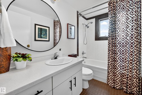 11627 76 Avenue, Edmonton, AB - Indoor Photo Showing Bathroom