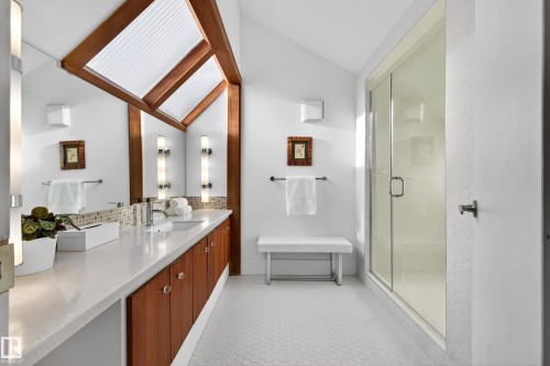 11627 76 Avenue, Edmonton, AB - Indoor Photo Showing Bathroom