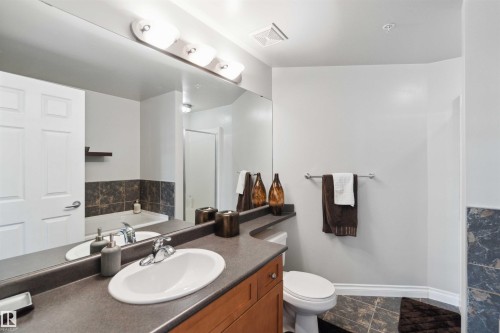 402 9020 Jasper Avenue, Edmonton, AB - Indoor Photo Showing Bathroom