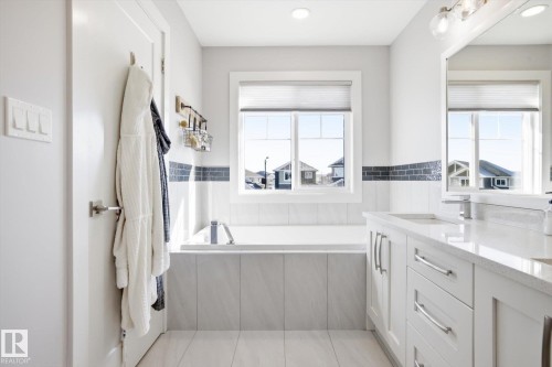 1815 Tanager Close, Edmonton, AB - Indoor Photo Showing Bathroom