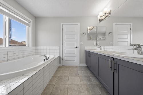 1234 Daniels Crescent, Edmonton, AB - Indoor Photo Showing Bathroom