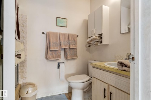 3704 134 Avenue, Edmonton, AB - Indoor Photo Showing Bathroom