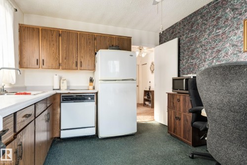 3704 134 Avenue, Edmonton, AB - Indoor Photo Showing Kitchen
