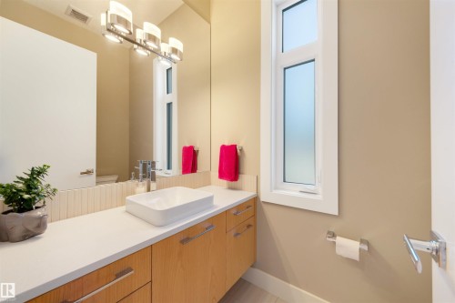 8408 118 Street, Edmonton, AB - Indoor Photo Showing Bathroom