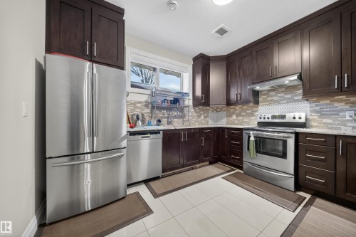 3 Shorewood Crescent, Leduc, AB - Indoor Photo Showing Kitchen With Upgraded Kitchen