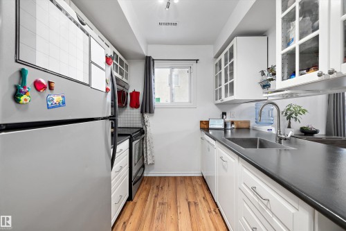 139 Lancaster Terrace, Edmonton, AB - Indoor Photo Showing Kitchen