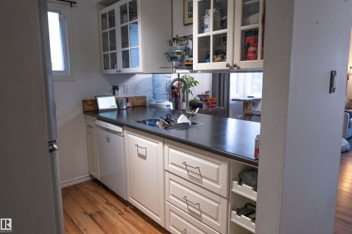 139 Lancaster Terrace, Edmonton, AB - Indoor Photo Showing Kitchen