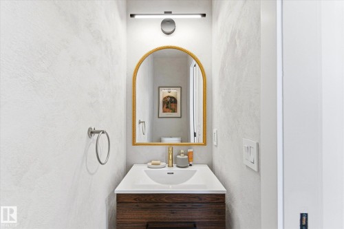 5521 Stevens Crescent, Edmonton, AB - Indoor Photo Showing Bathroom