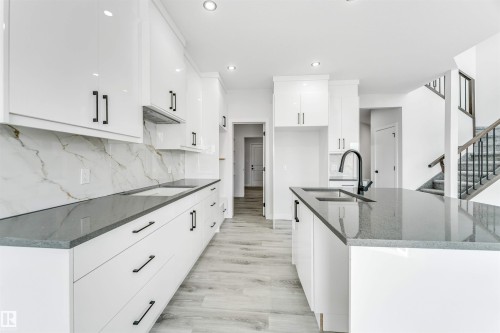100 Eldridge Point(E), St. Albert, AB - Indoor Photo Showing Kitchen With Upgraded Kitchen