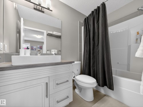 728 Secord Boulevard, Edmonton, AB - Indoor Photo Showing Bathroom