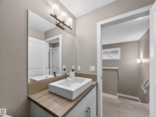 728 Secord Boulevard, Edmonton, AB - Indoor Photo Showing Bathroom
