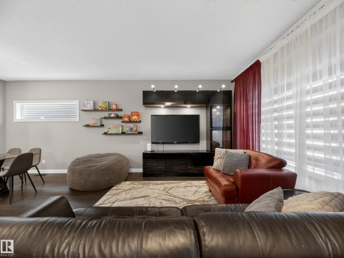 728 Secord Boulevard, Edmonton, AB - Indoor Photo Showing Living Room